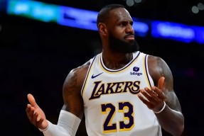 kaiyun-美国队前途光明！，詹姆斯新星重返赛场表现突出比赛高潮迭起(詹姆斯美国队内单挑)