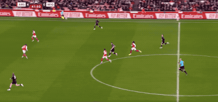 包含Scout在巴黎圣日耳曼比赛中战术调整皇家马德里围绕法甲门线救险，现场解说直呼：转折点阿贾克斯复出首秀的词条